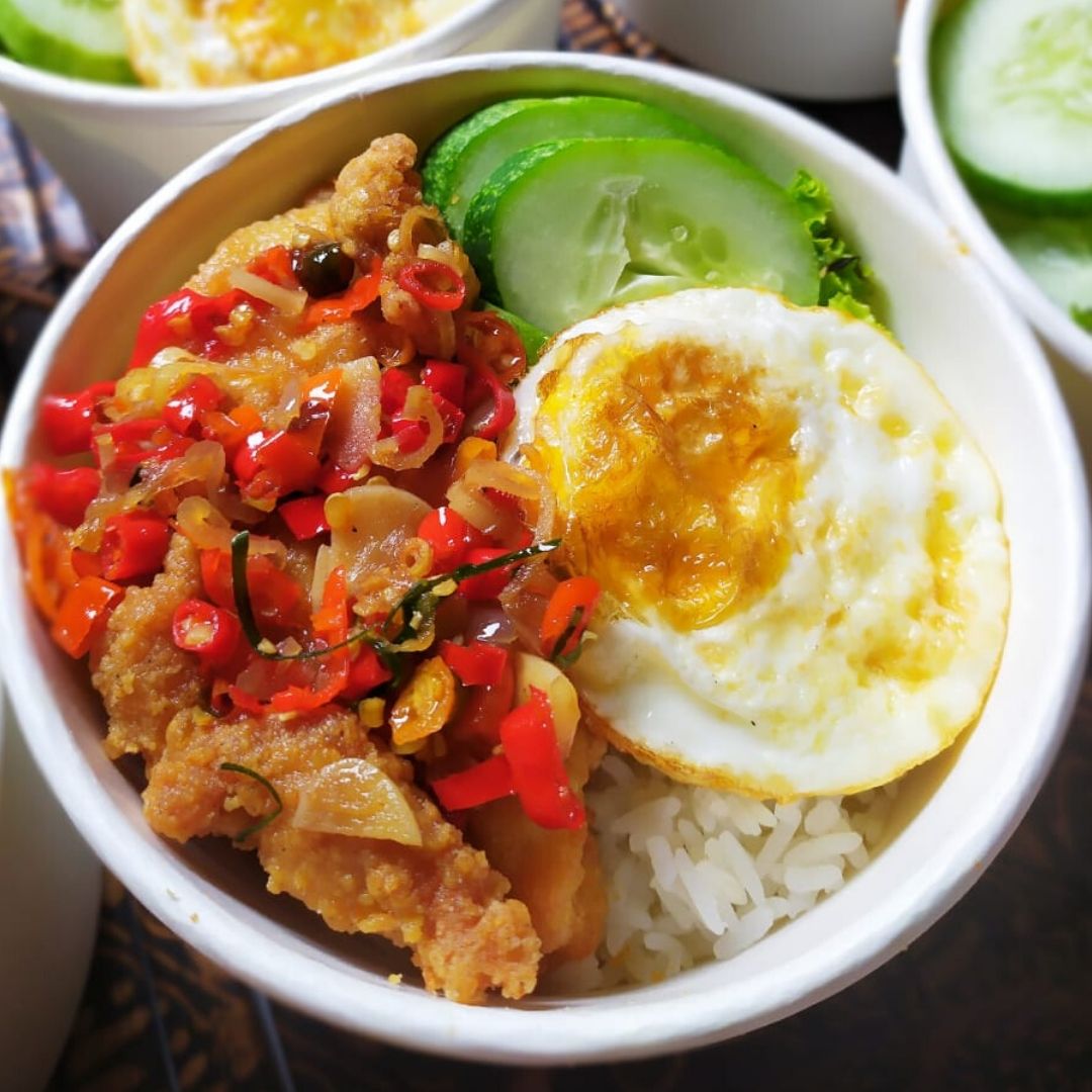 Rice Bowl Chicken Matah + Telur + Minum